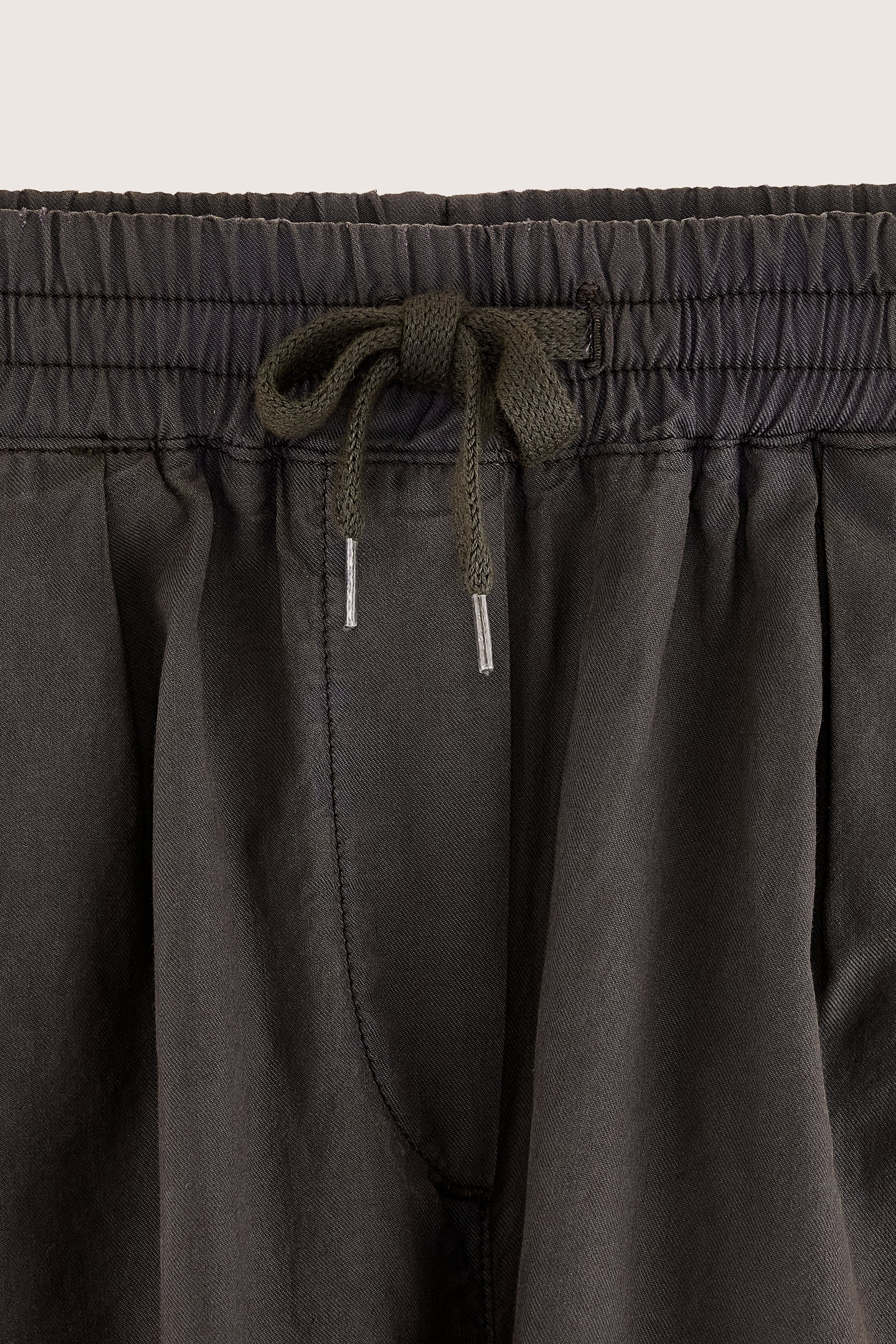 Kate relaxed shorts (251 / G / BLACK SAND)