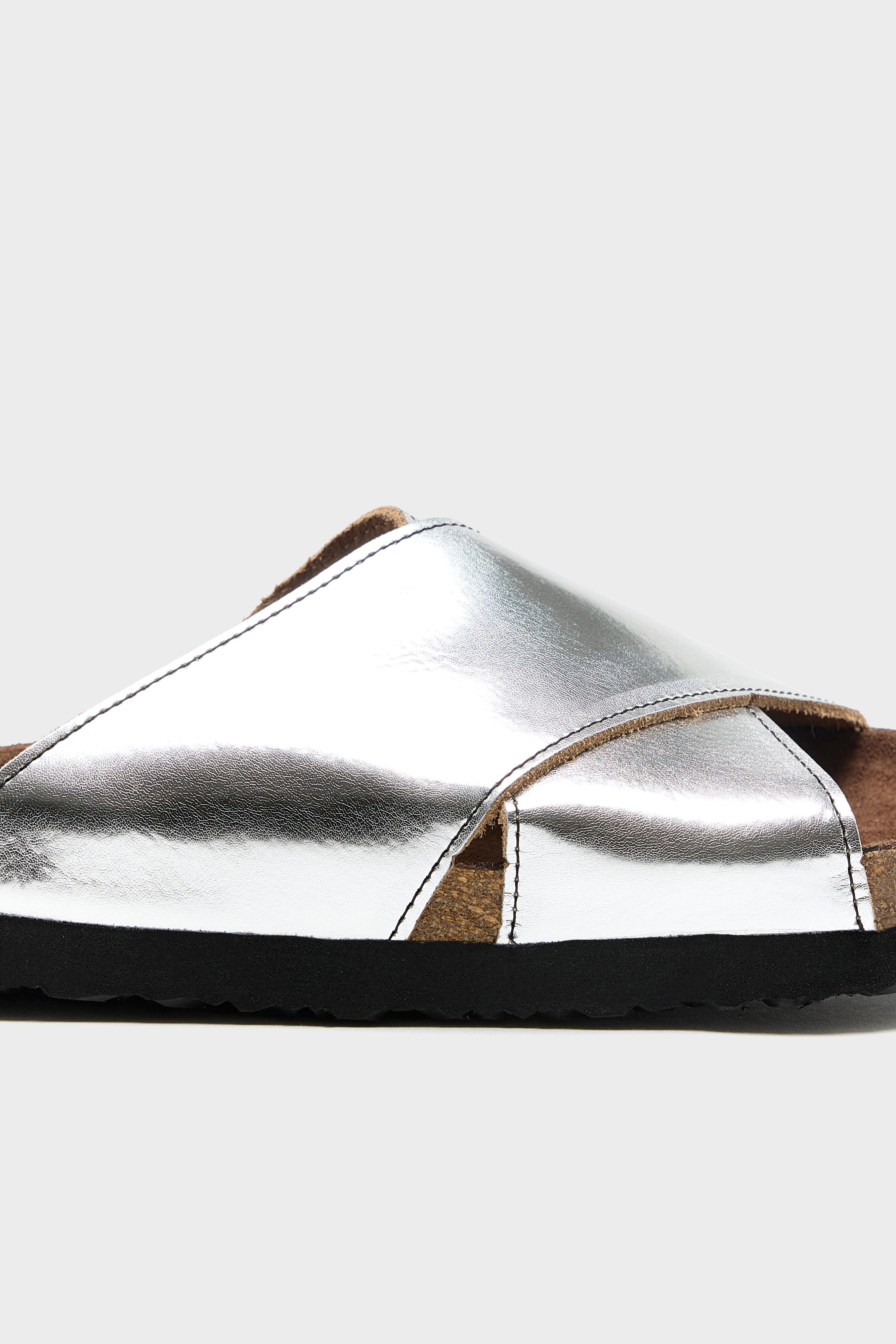 Metallic Leather Cross Sandals (261 / W / SILVER)