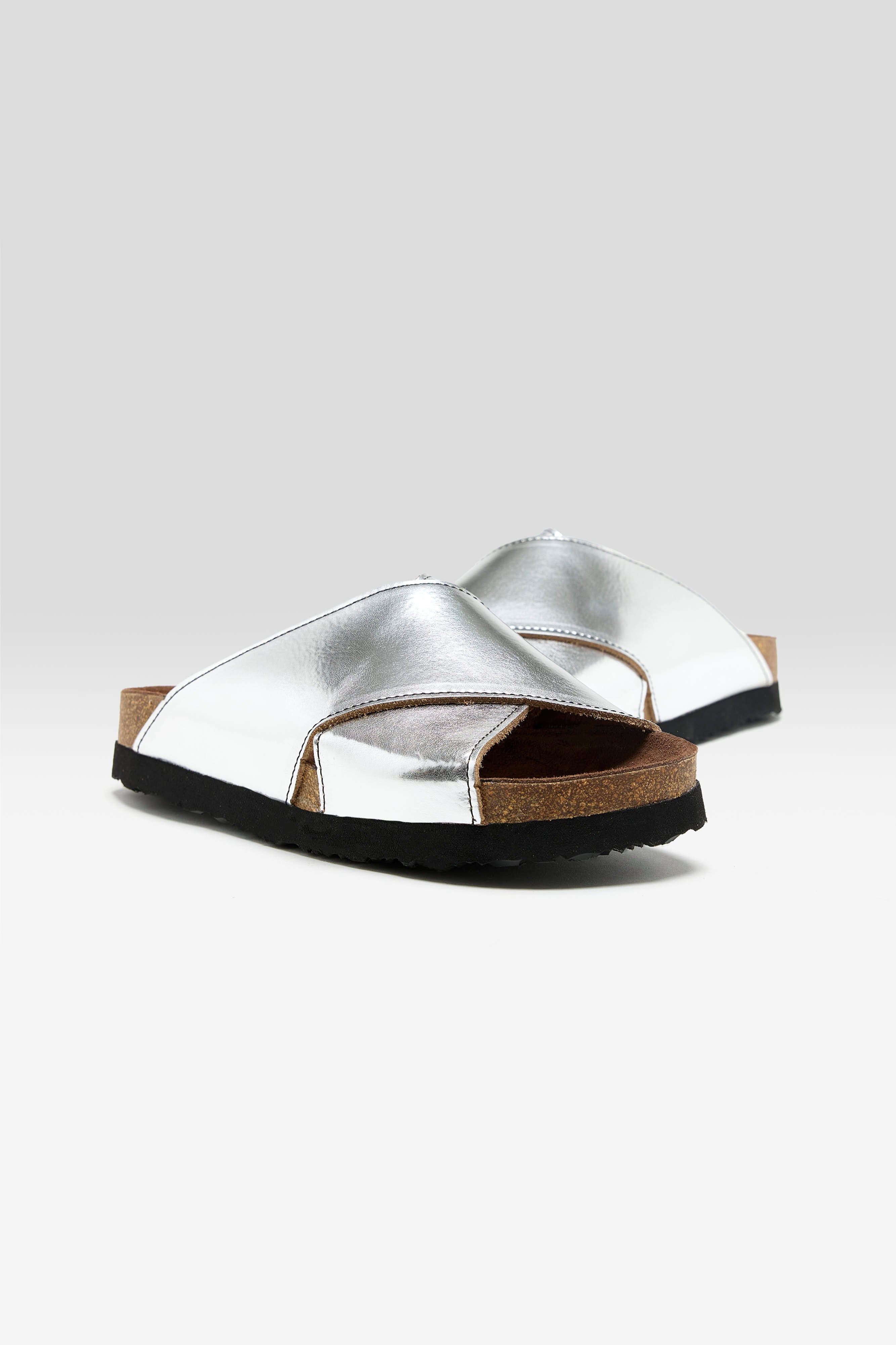 Metallic Leather Cross Sandals (261 / W / SILVER)