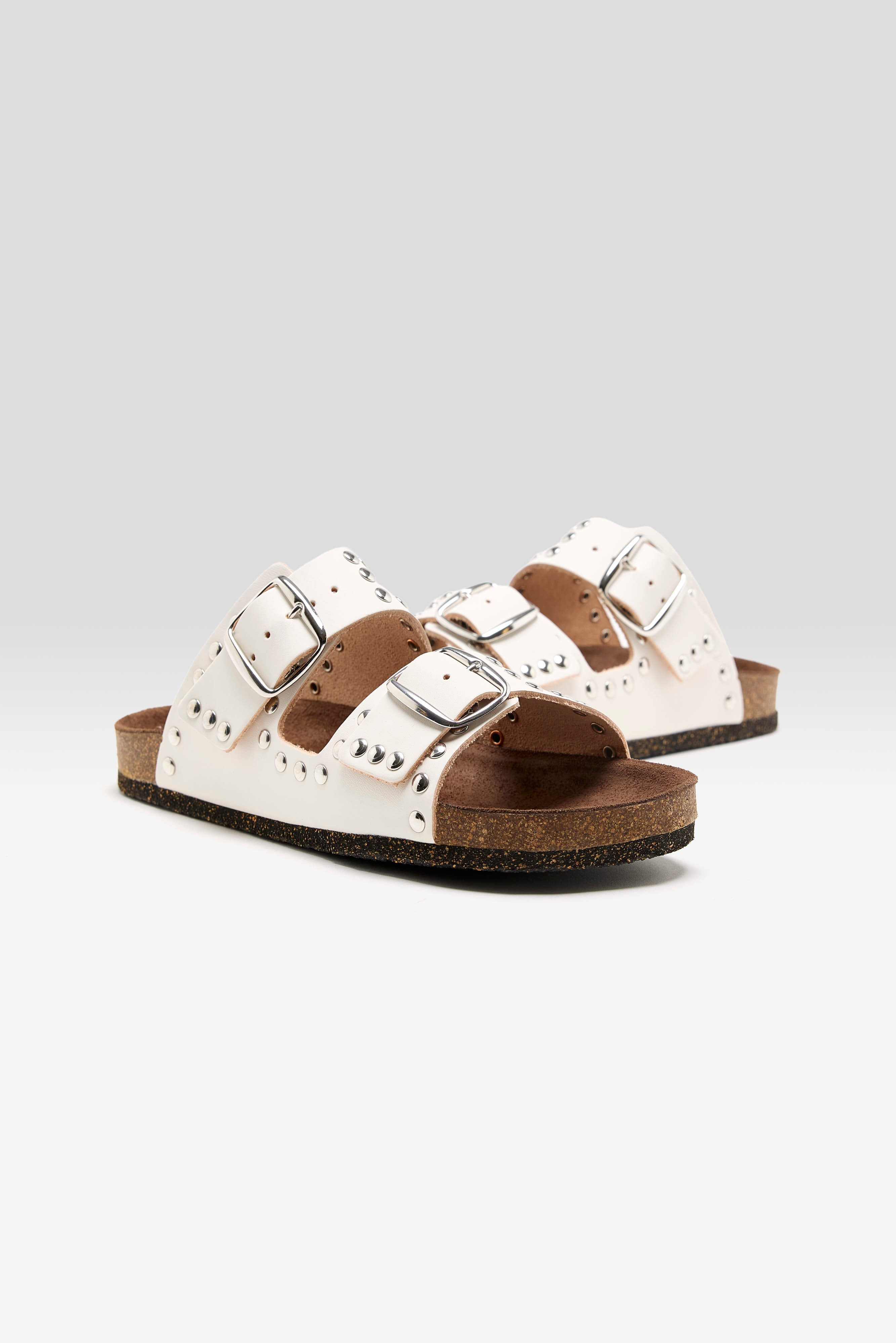 White Leather Rivet Sandals (261 / W / WHITE)