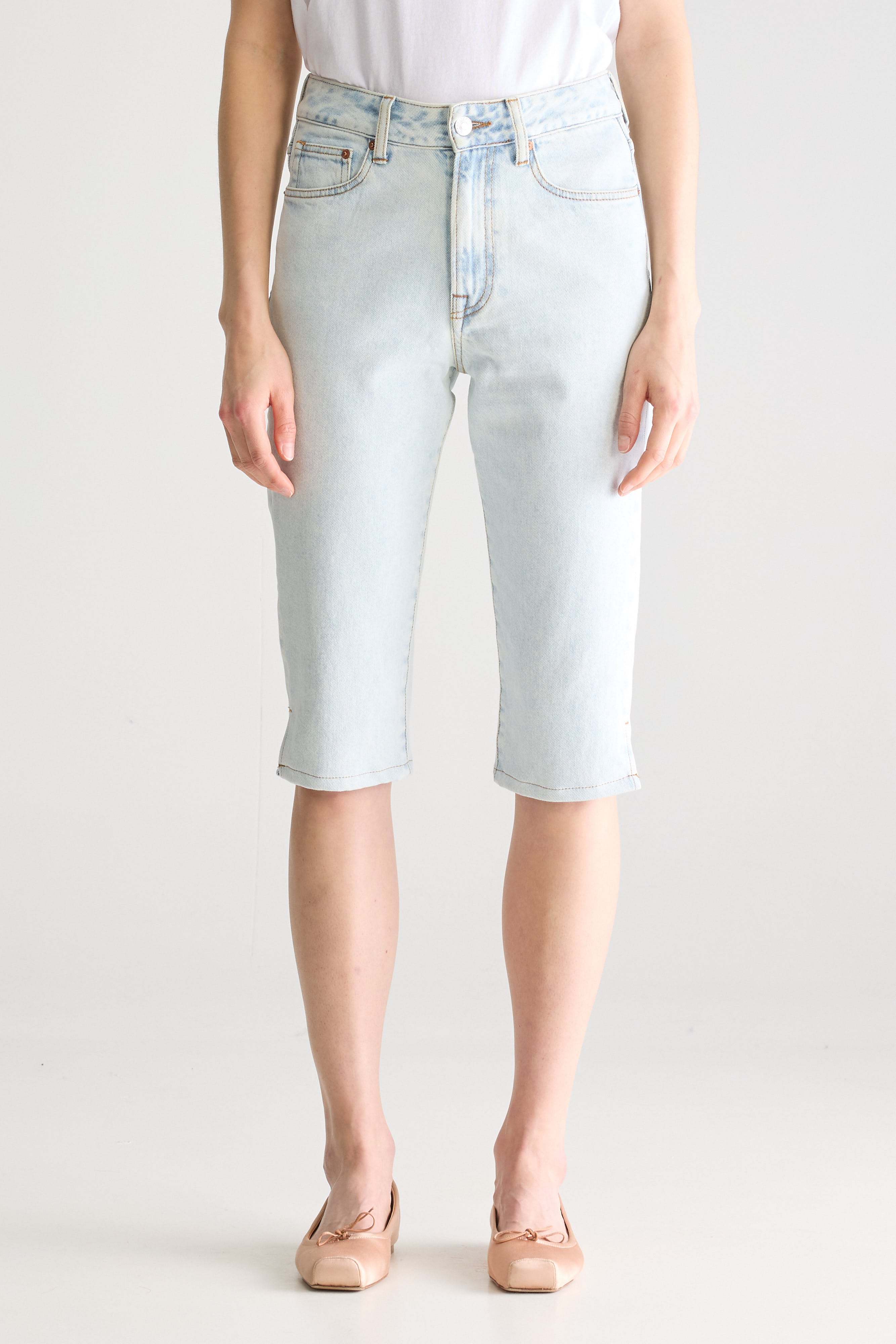 Jean capri Pearce (251 / W / LT BLUE BLEACH)