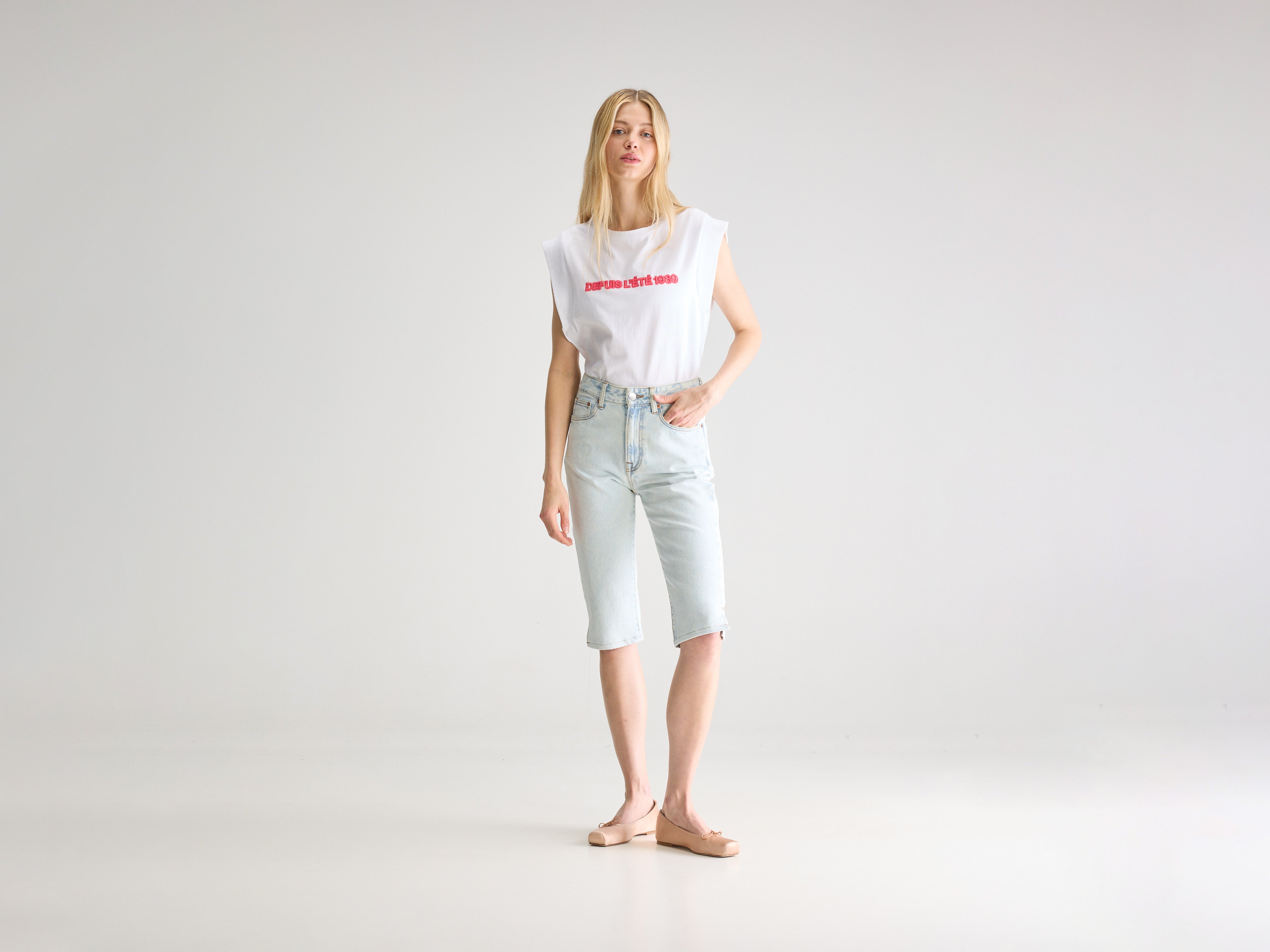 Jean capri Pearce (251 / W / LT BLUE BLEACH)