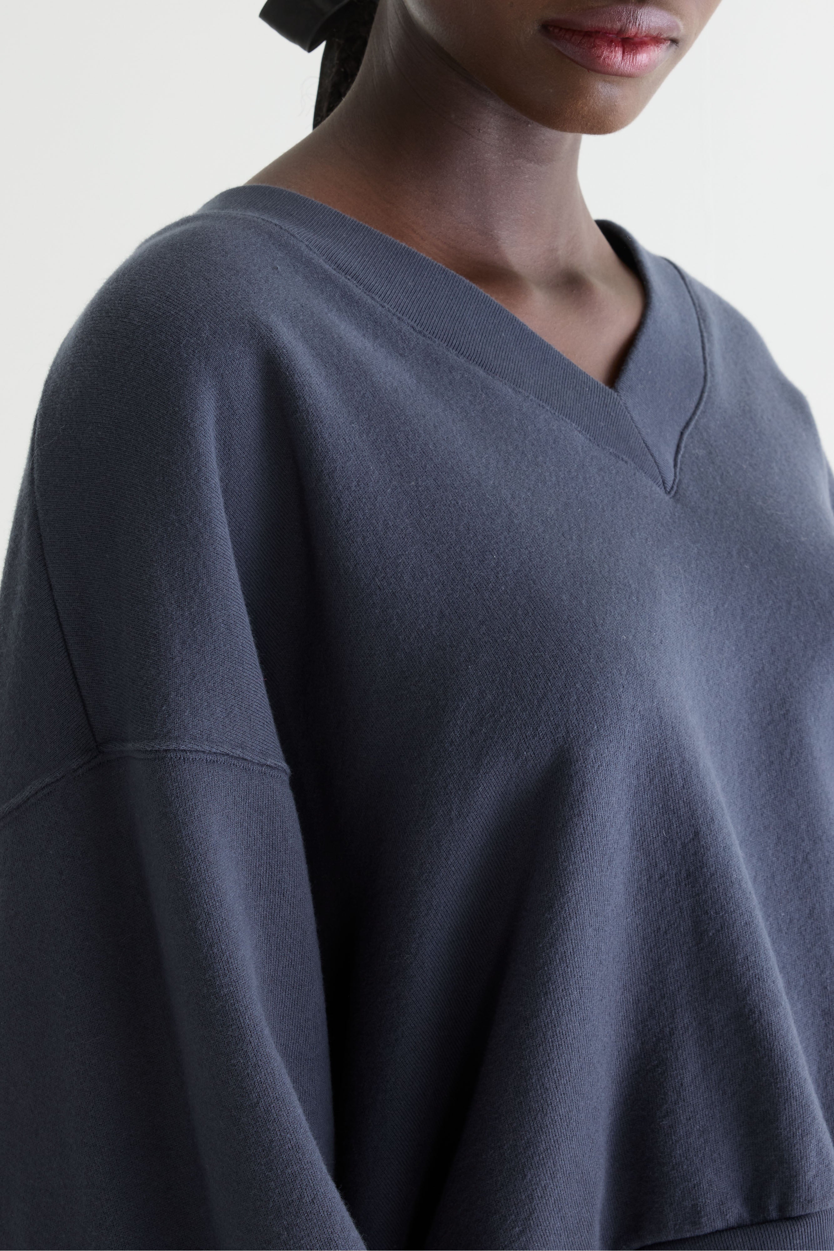 Varola v-neck sweatshirt (262 / W / NAVY)