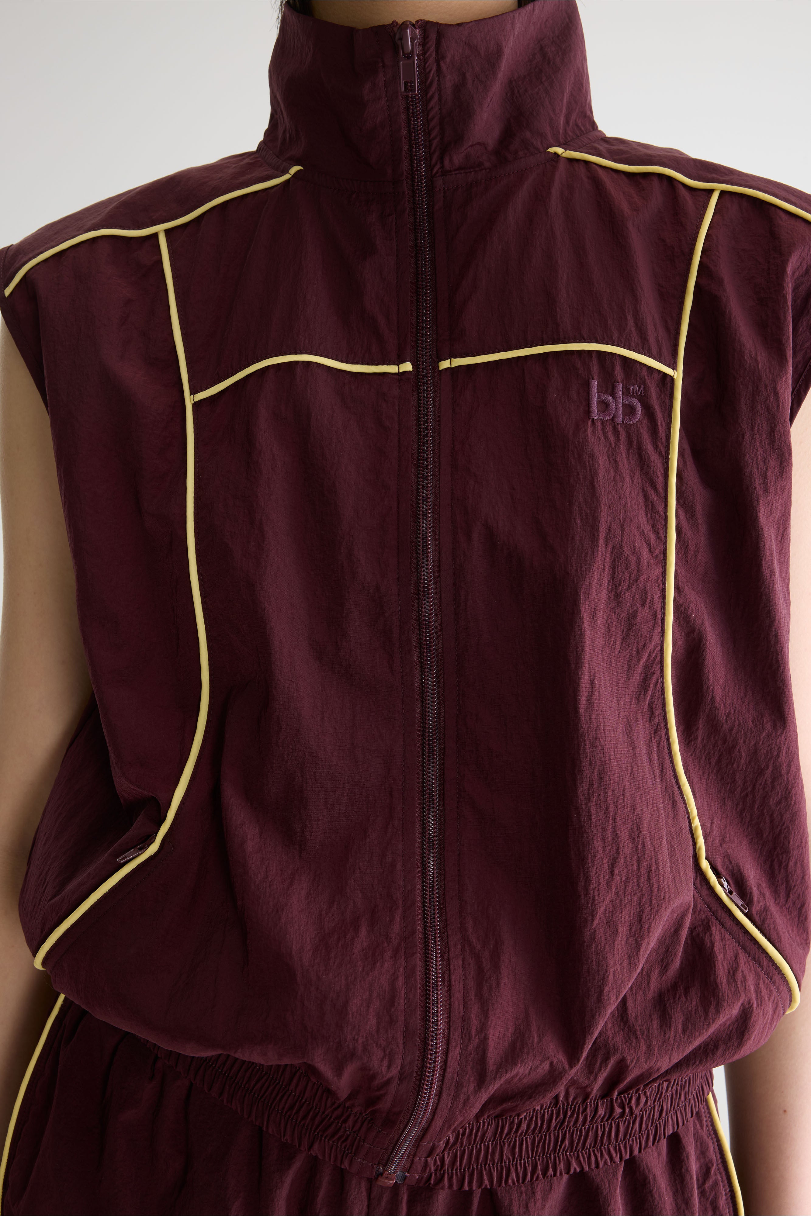 Tinta sleeveless sports veste (261 / W / WINE)