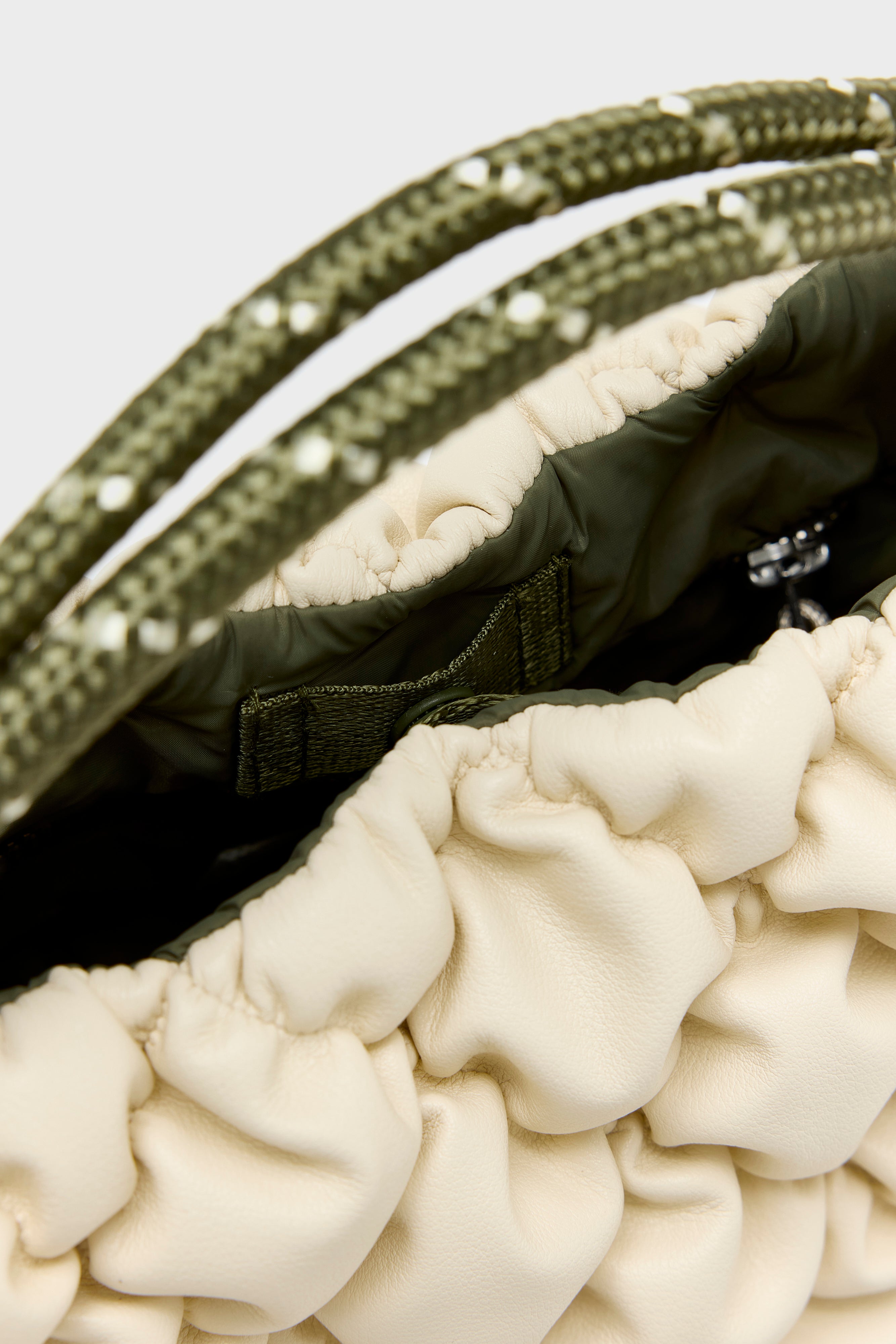 Helcro padded shoulder bag (261 / W / CREAM)