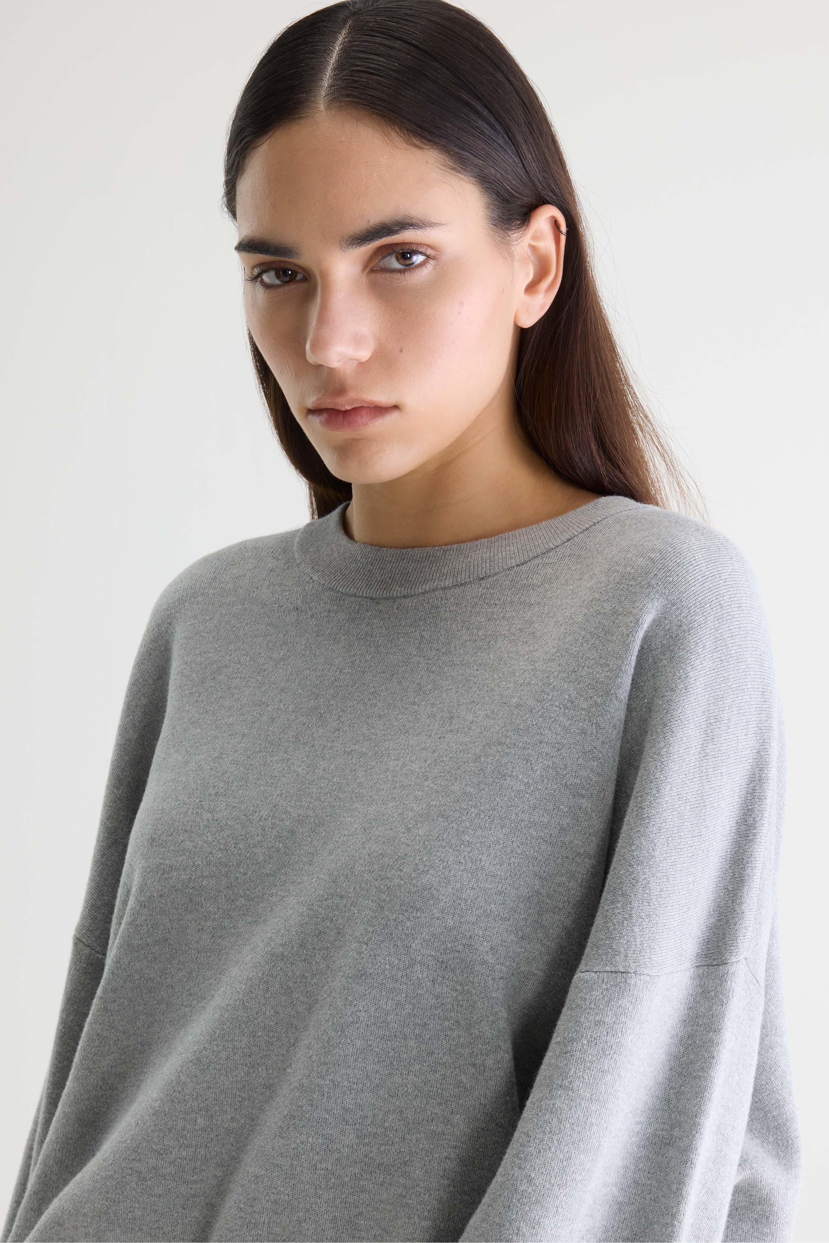 Angum relaxed sweater (261 / W / H. GREY)