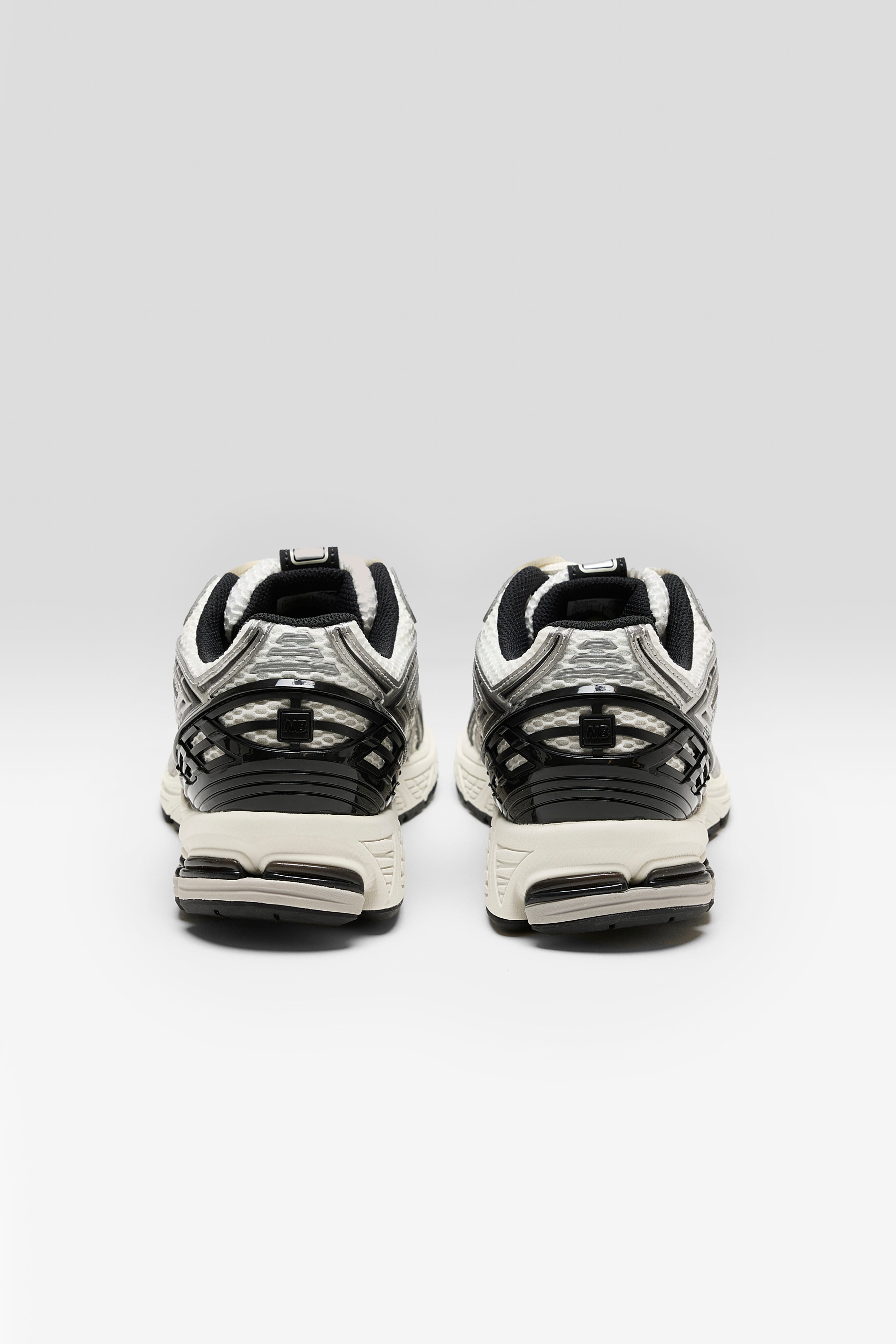 1906R pour Homme (242 / M / GREY)