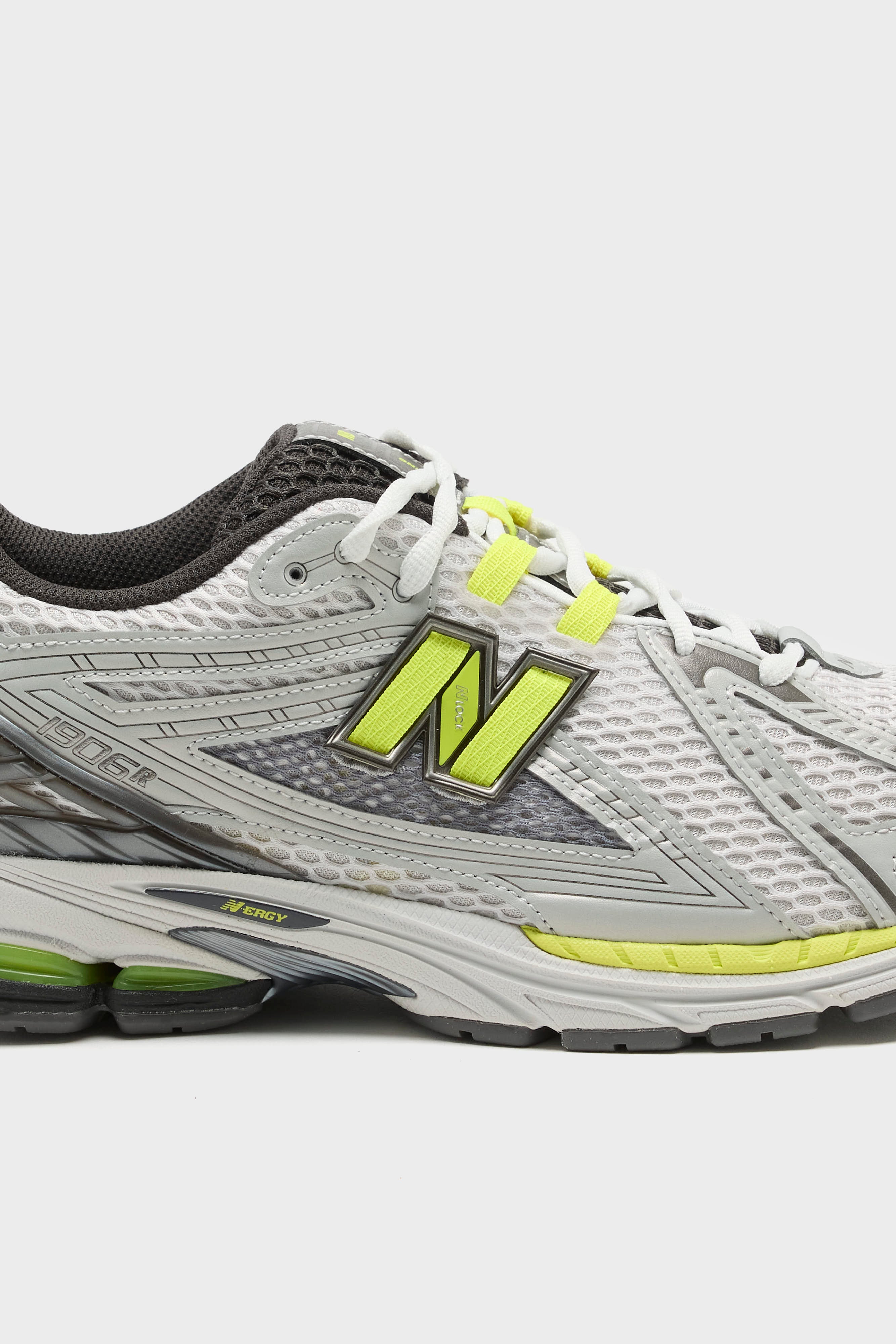 1906R pour Homme (261 / M / SILVER)