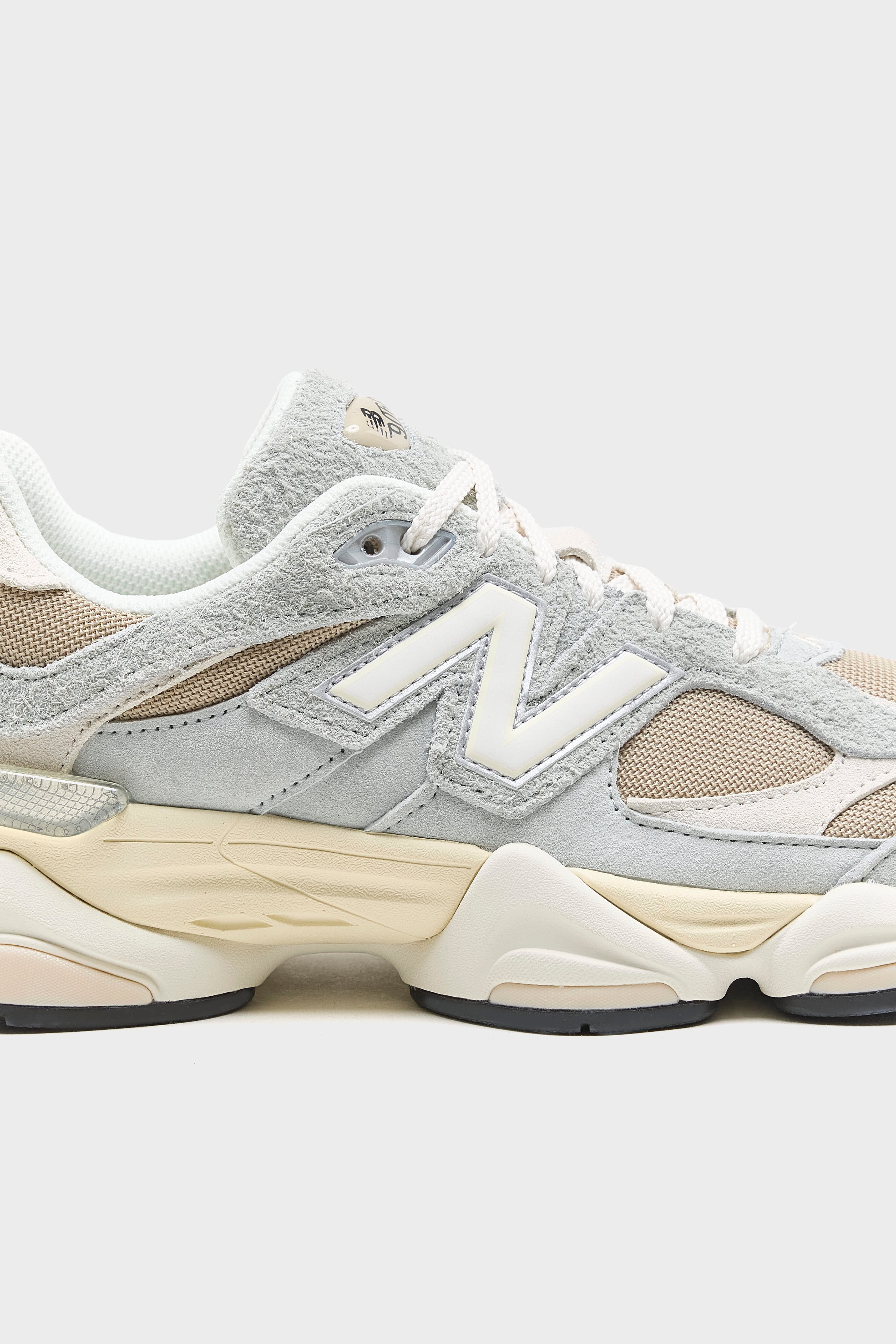 9060 for Men (261 / M / GREY)