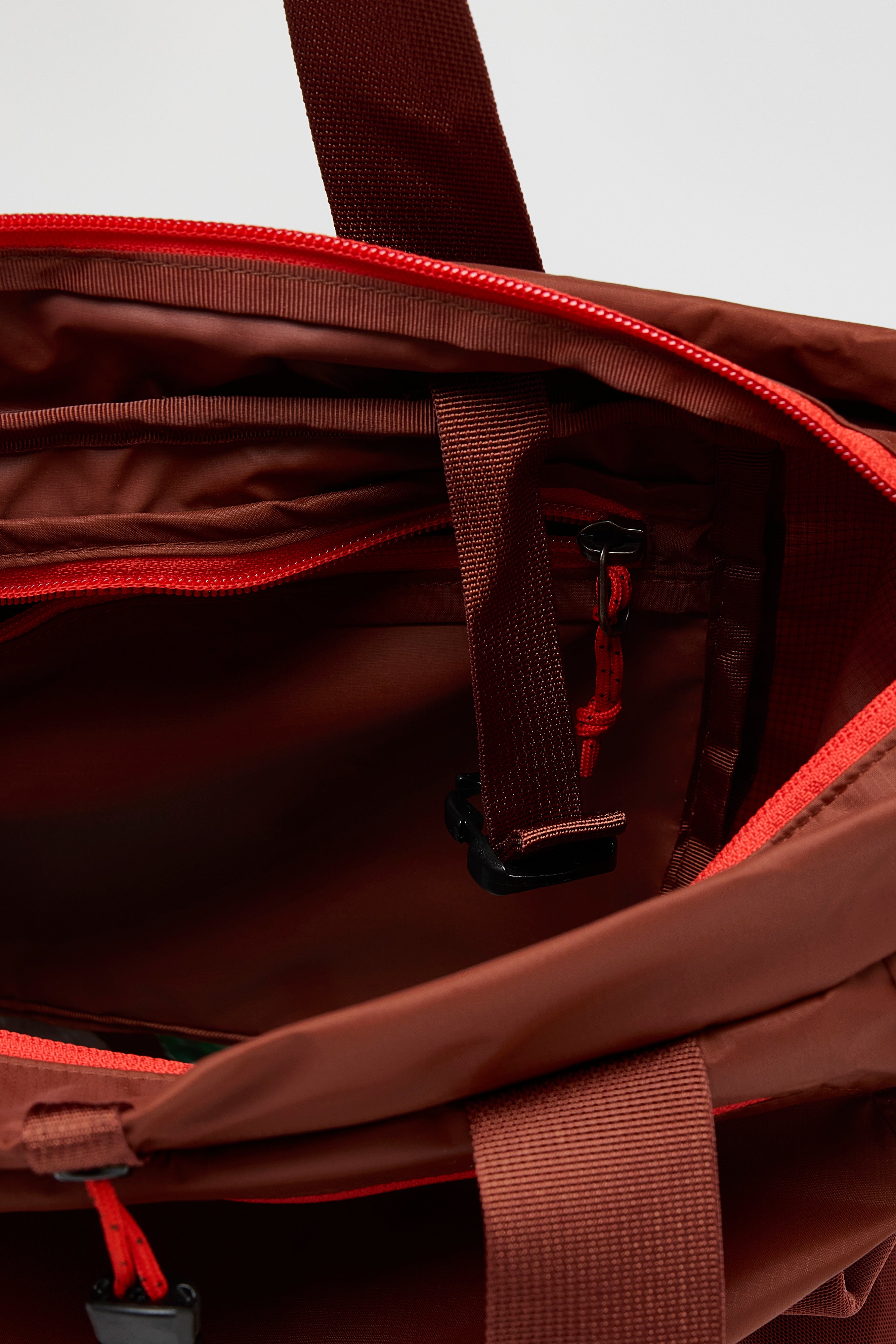 Terravia Tote Pack (252 / W / RED)