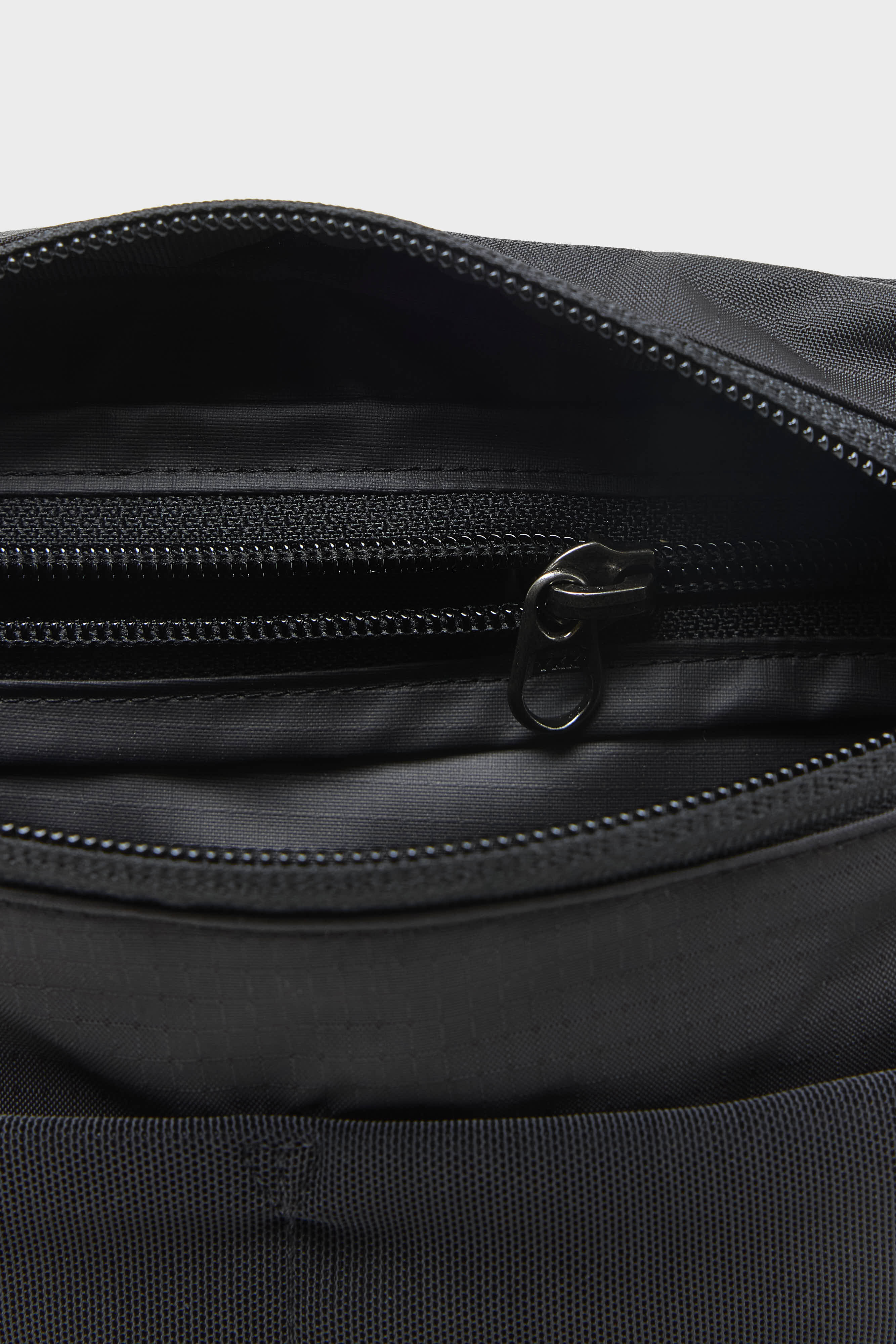 Terravia Saccoche Bag (261 / W / BLACK)