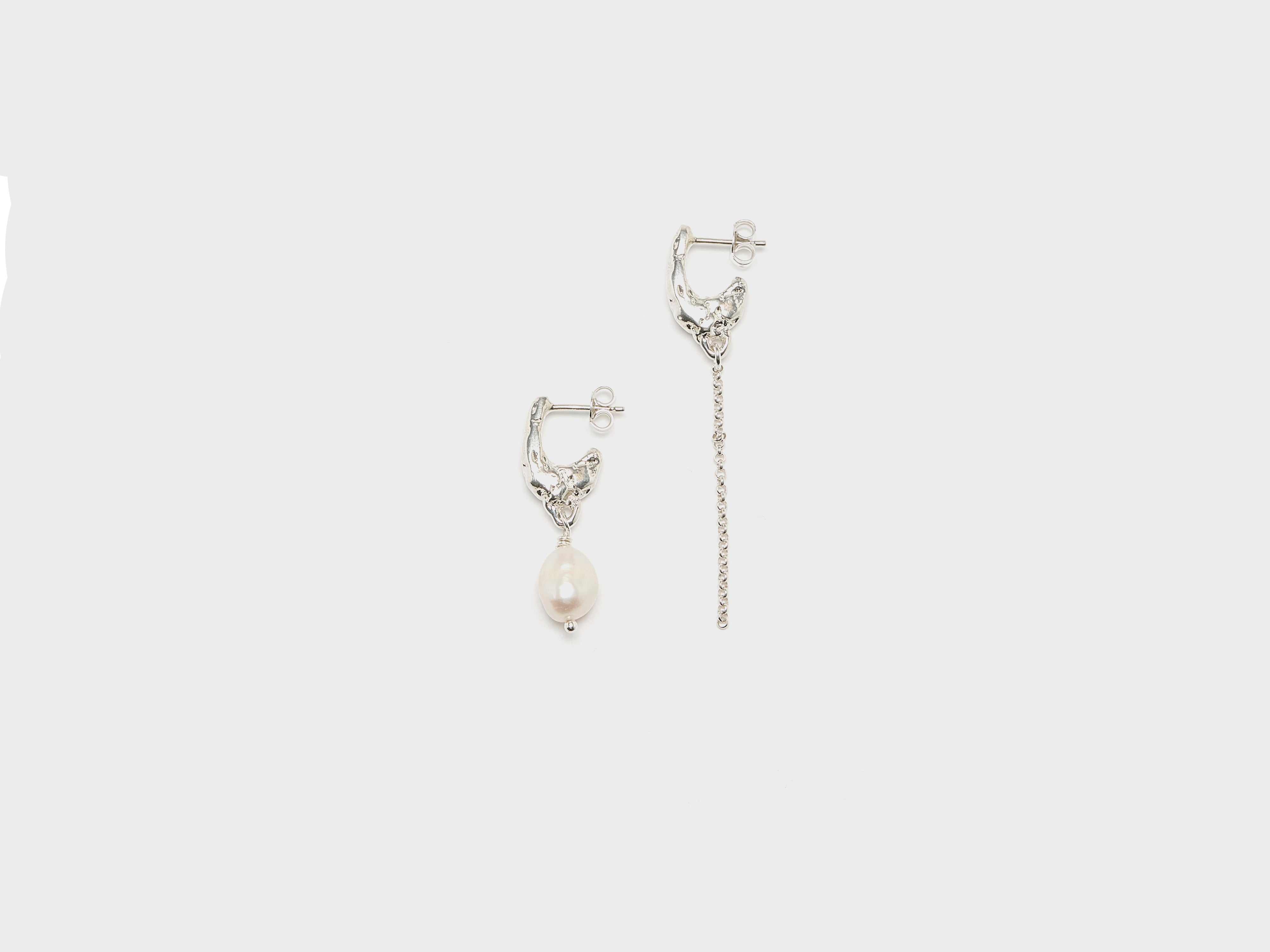 Deo Asymmetric Stud Earrings (261 / W / SILVER)
