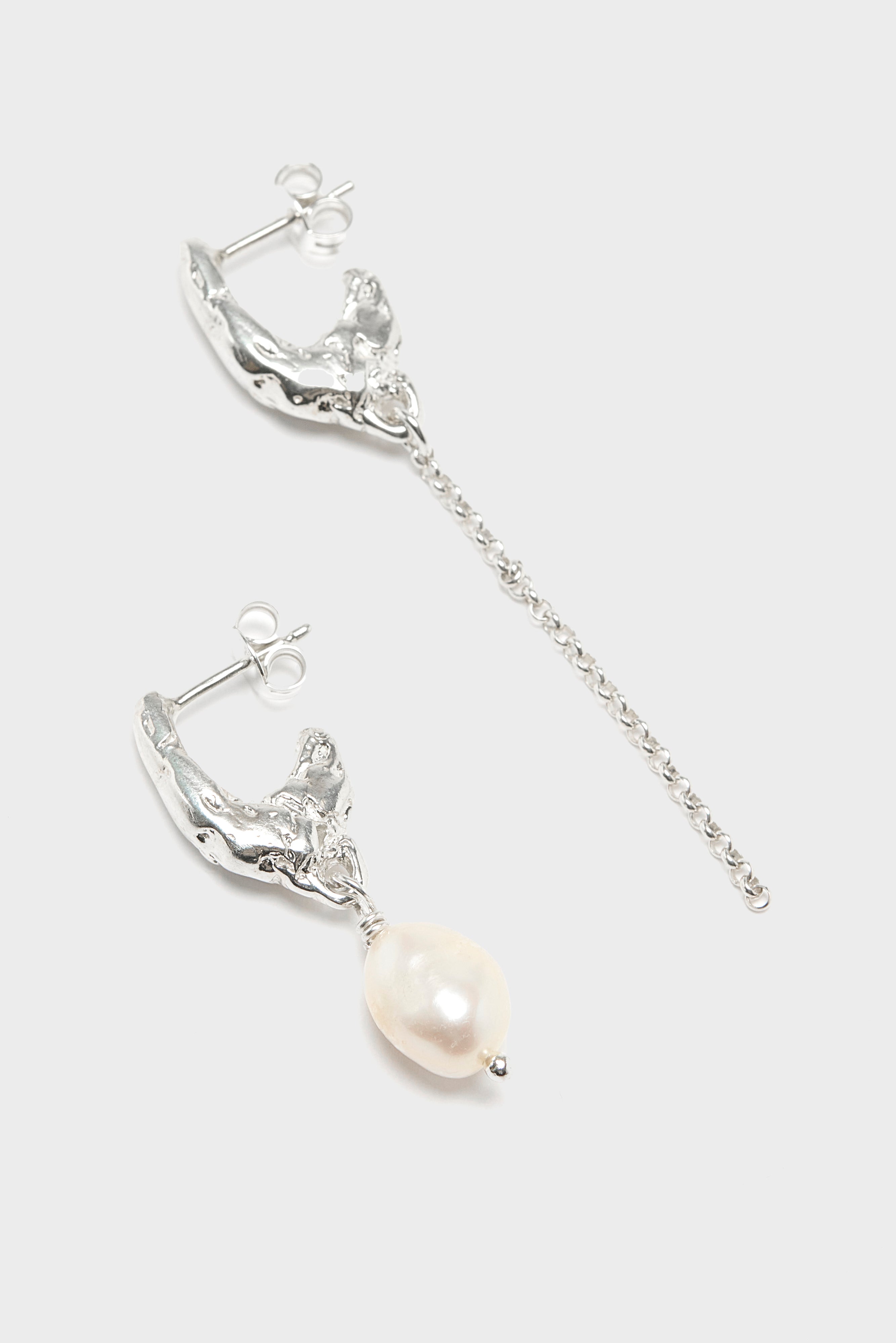 Deo Asymmetric Stud Earrings (261 / W / SILVER)