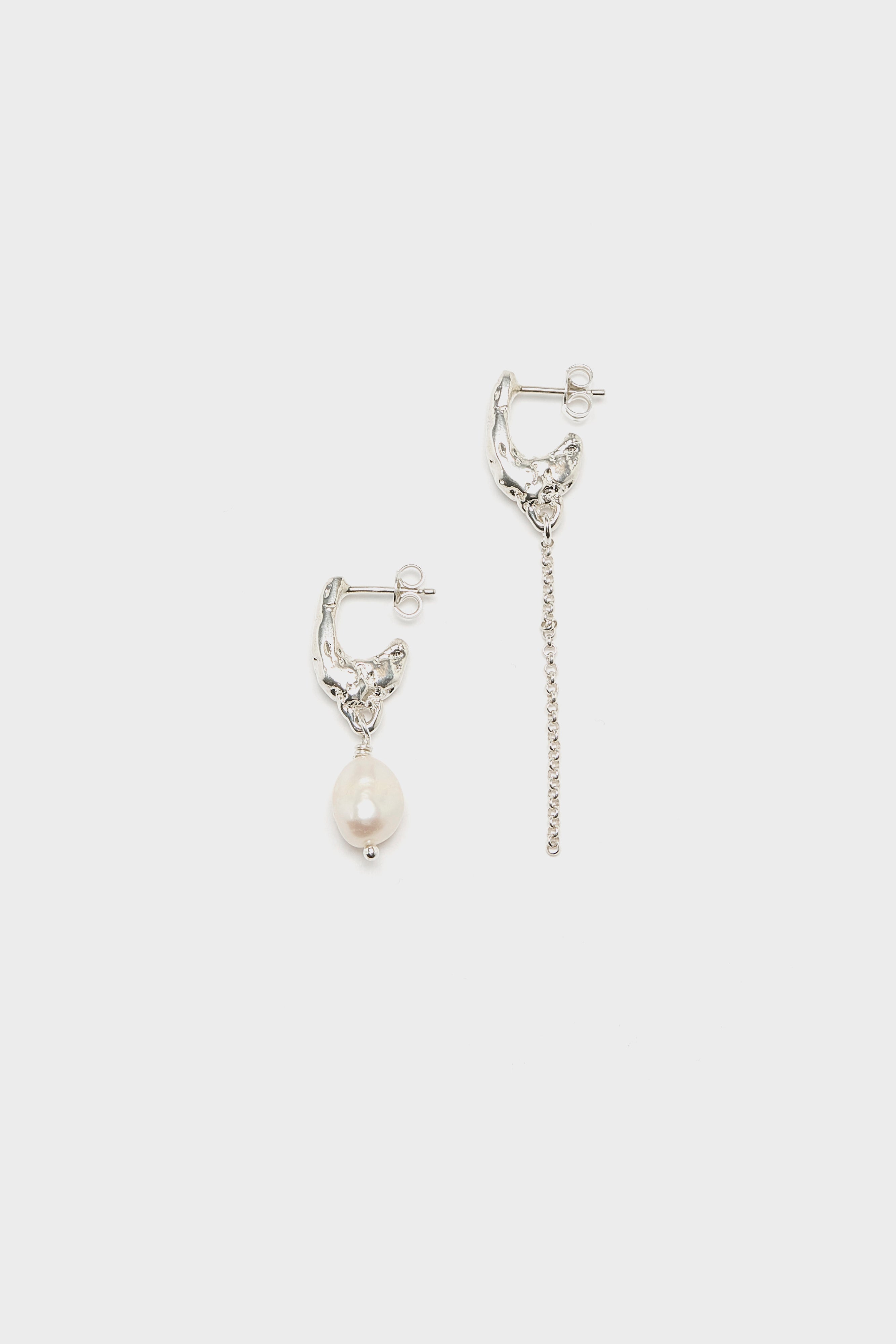 Deo Asymmetric Stud Earrings (261 / W / SILVER)