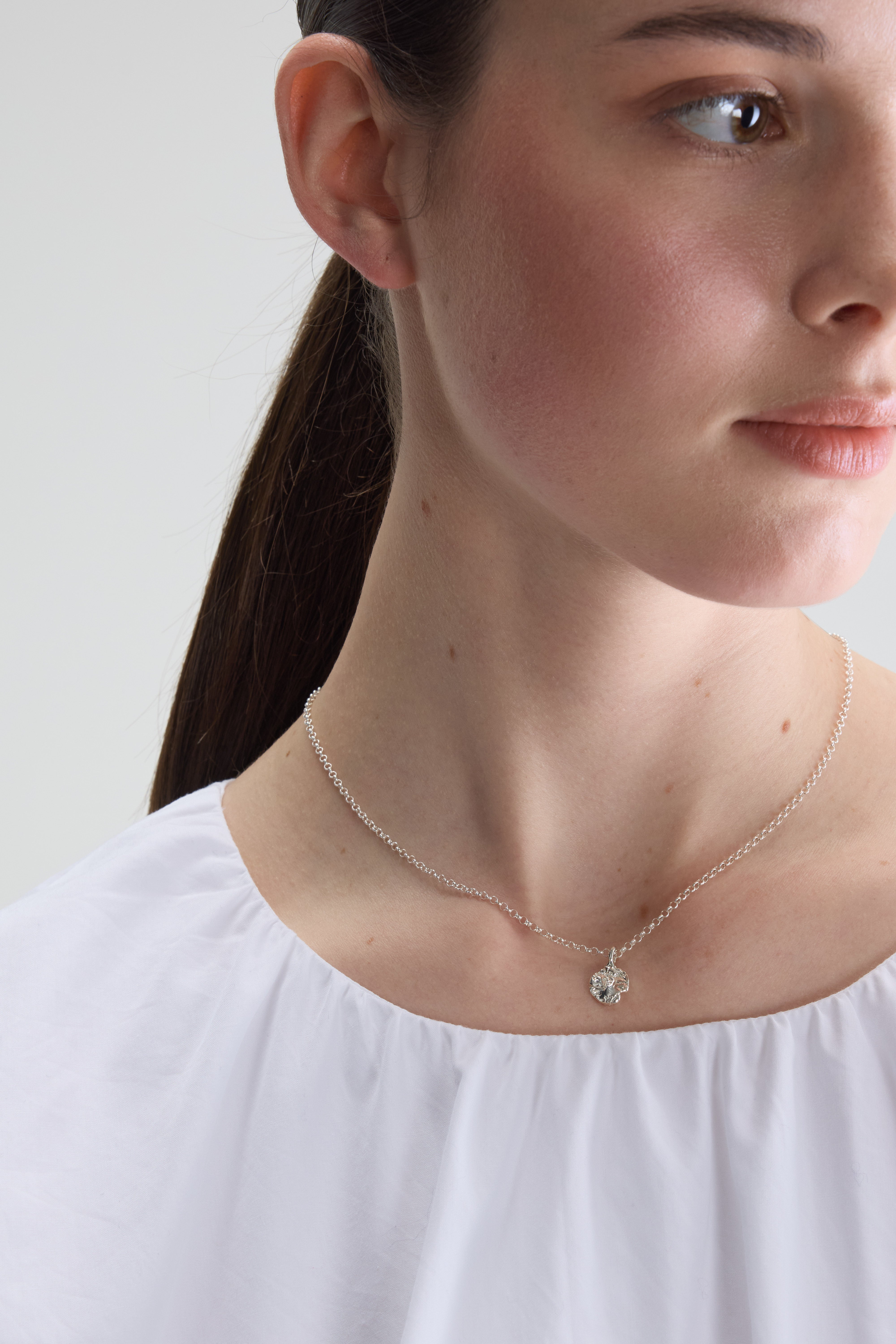 La Mer Necklace (261 / W / SILVER)