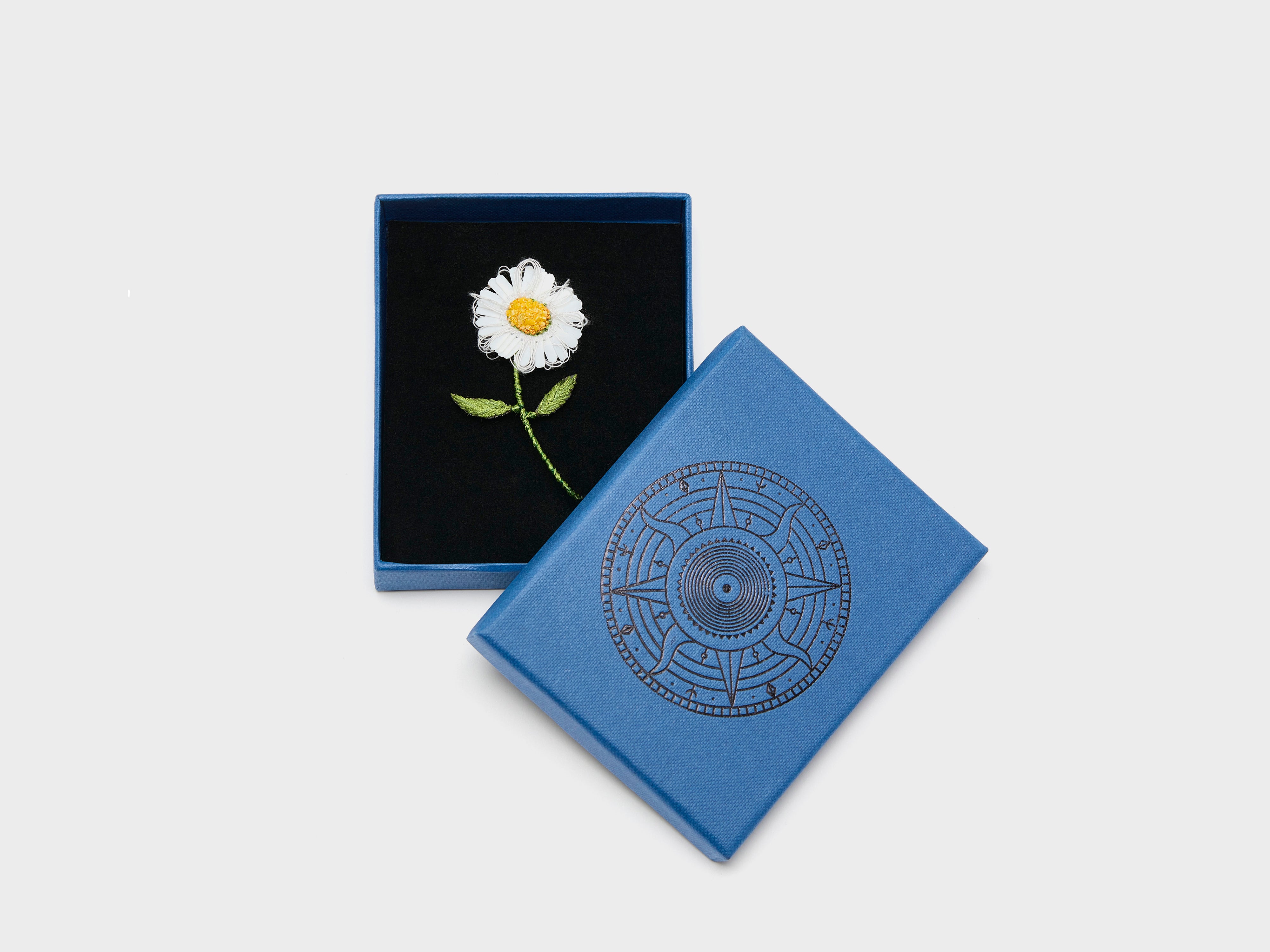 White Daisy Brooch Pin (261 / W / WHITE)