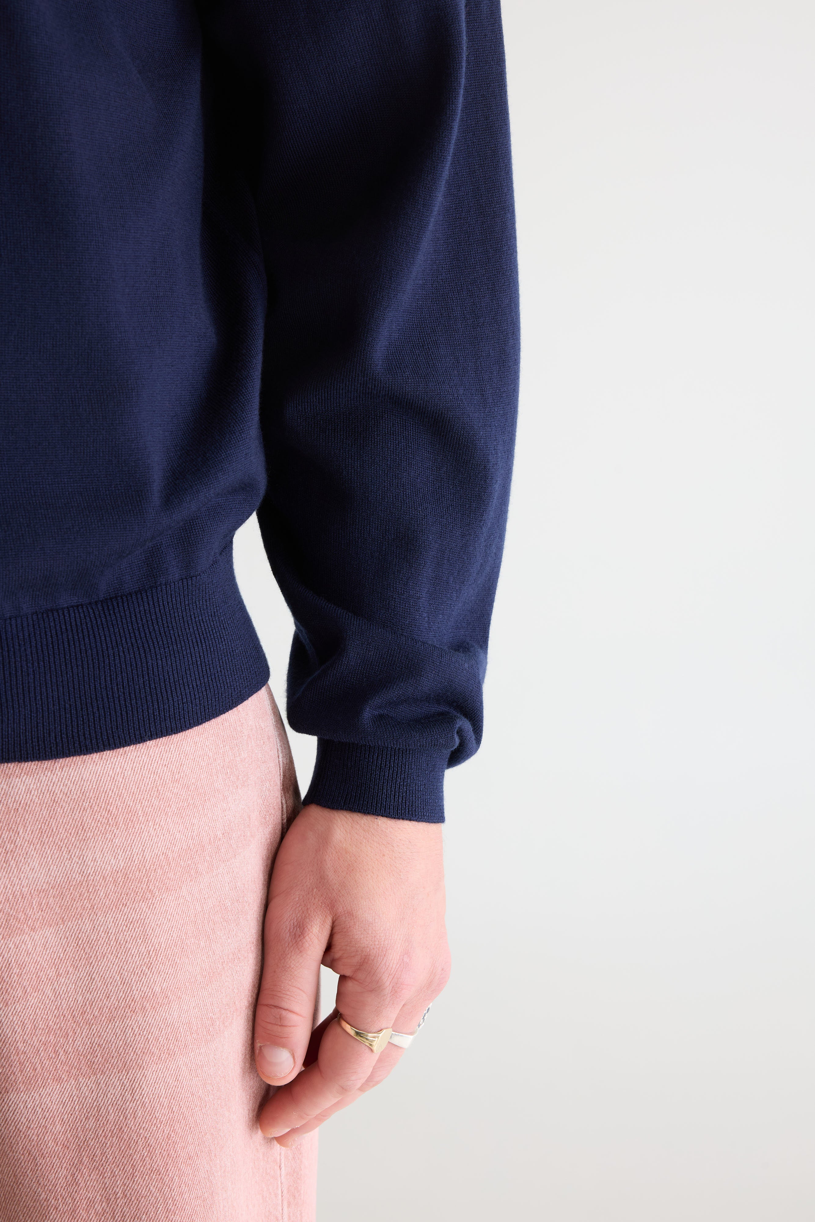 Dilwy v-neck sweater (261 / M / NAVY)