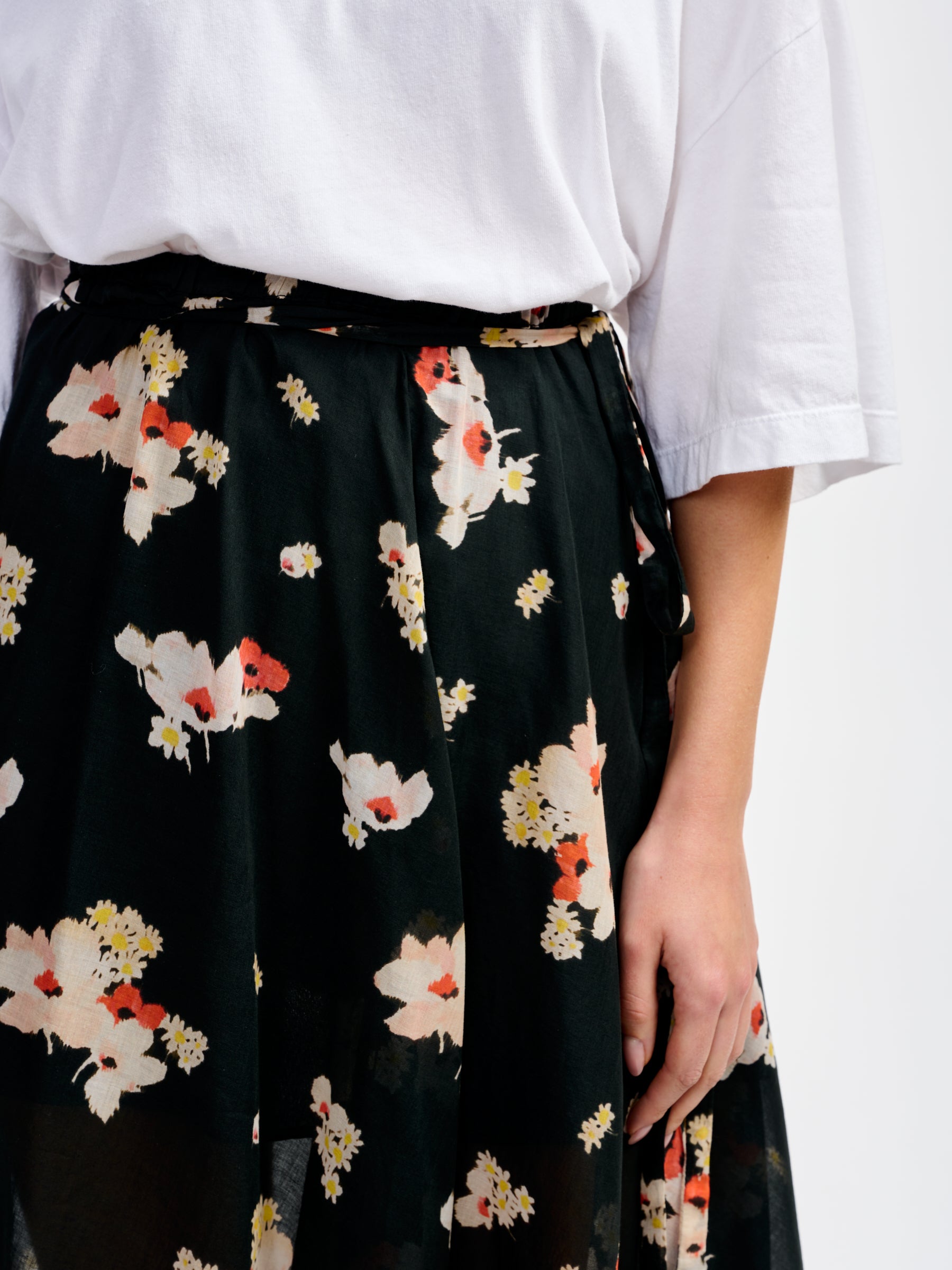 tilde skirt (241 / W / DISPLAY C)