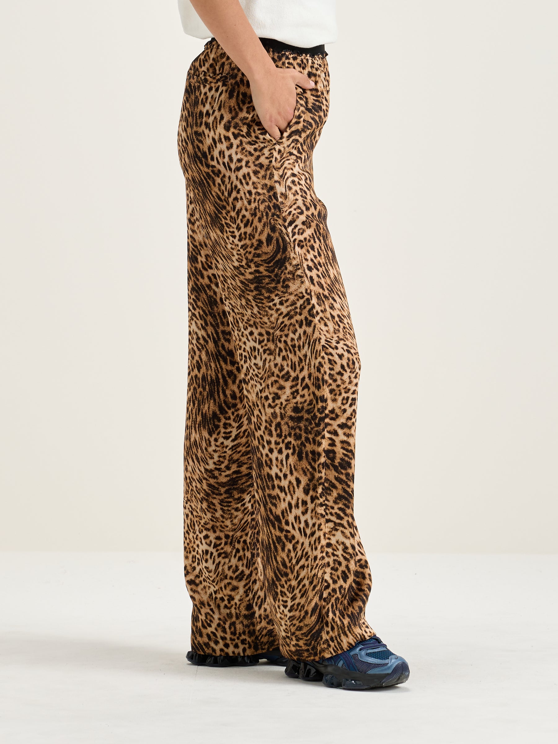 Voel Straight Trousers - Coffee / Toffee For Women | Bellerose