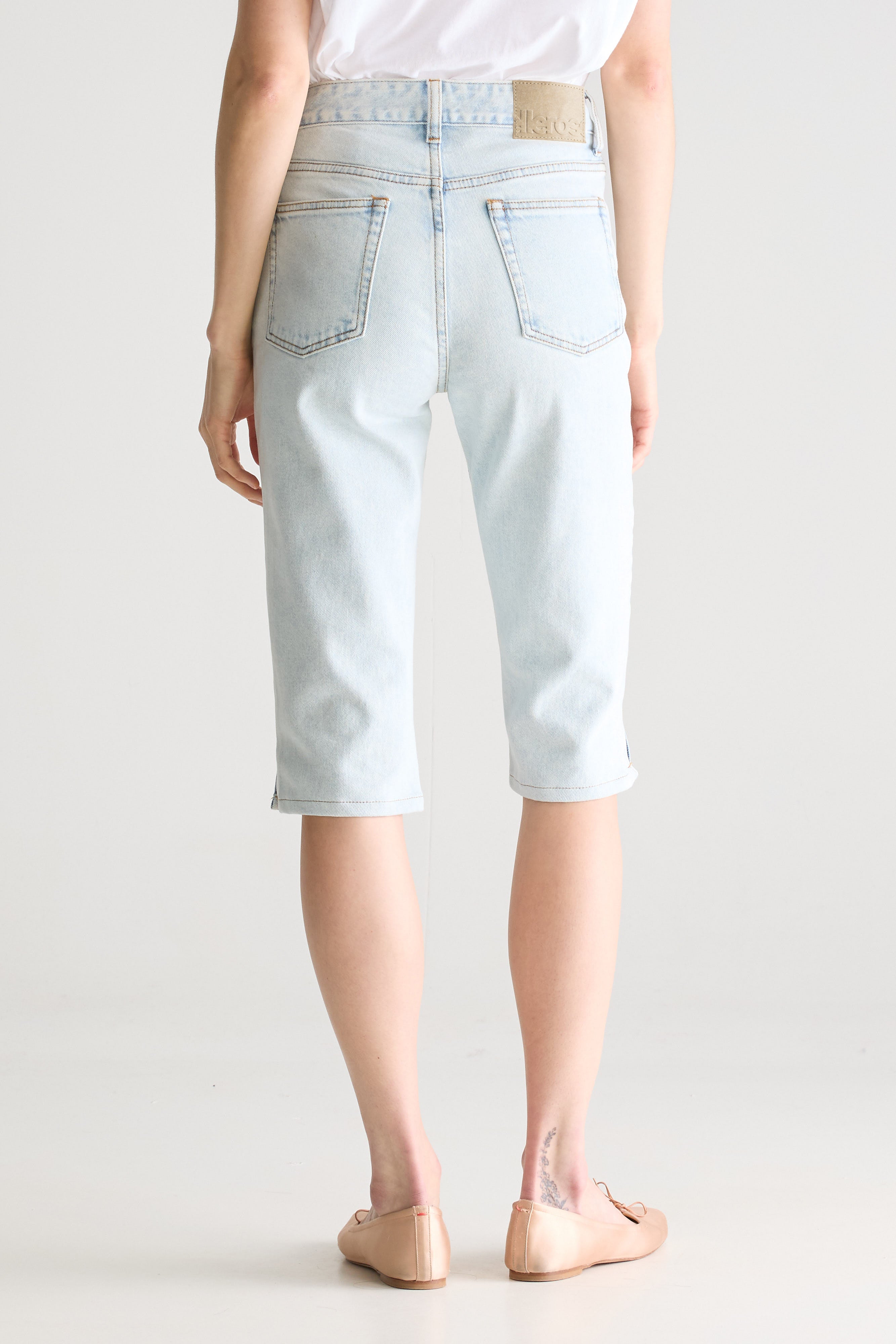 Jean capri Pearce (251 / W / LT BLUE BLEACH)
