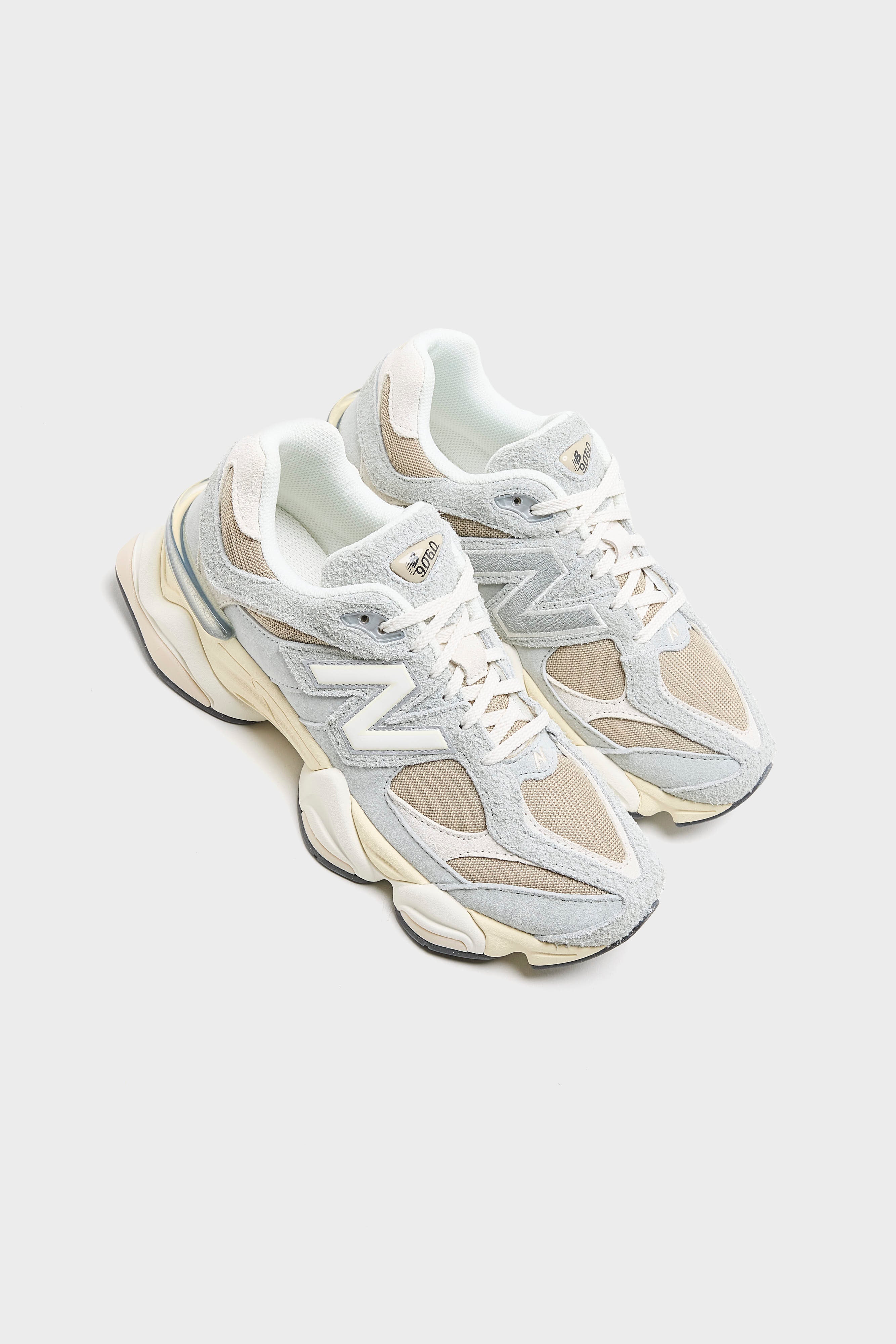 9060 for Men  (261 / M / GREY)
