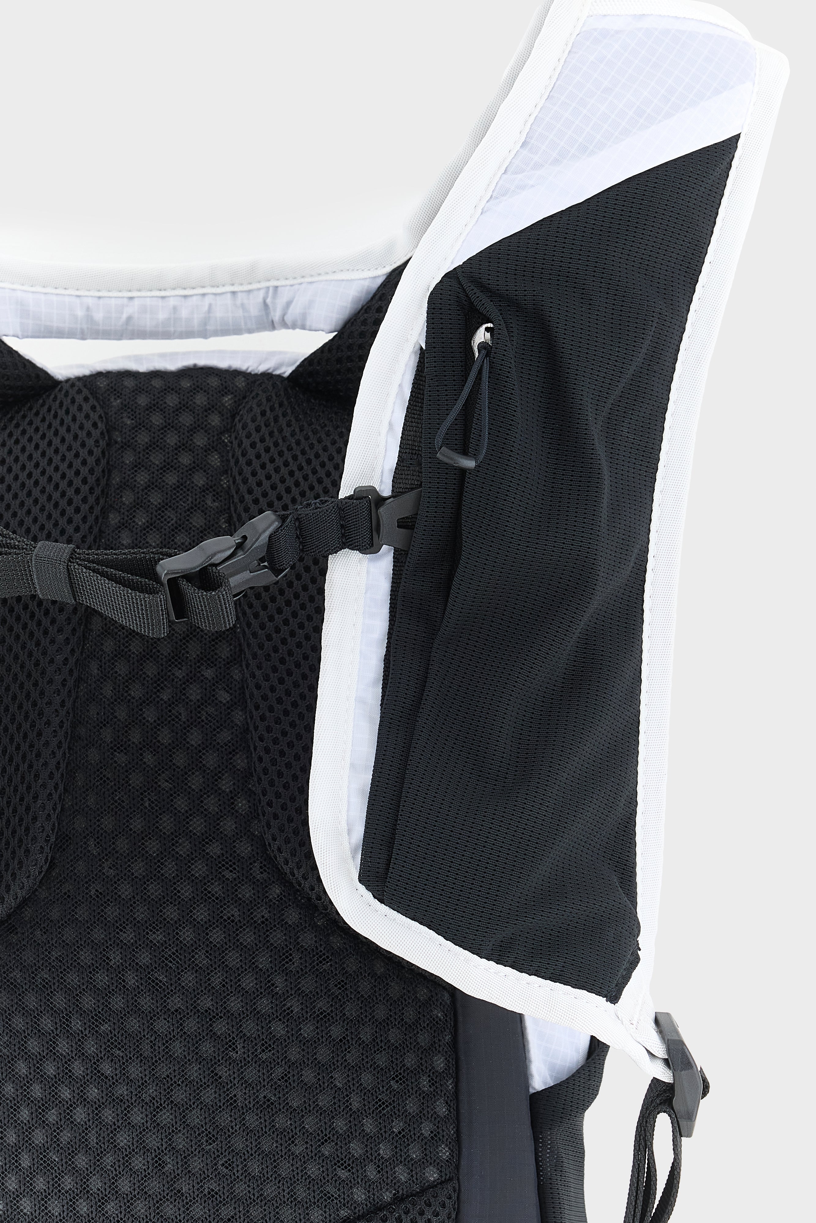 XT 10 Backpack  (261 / W / BLACK/WHITE)