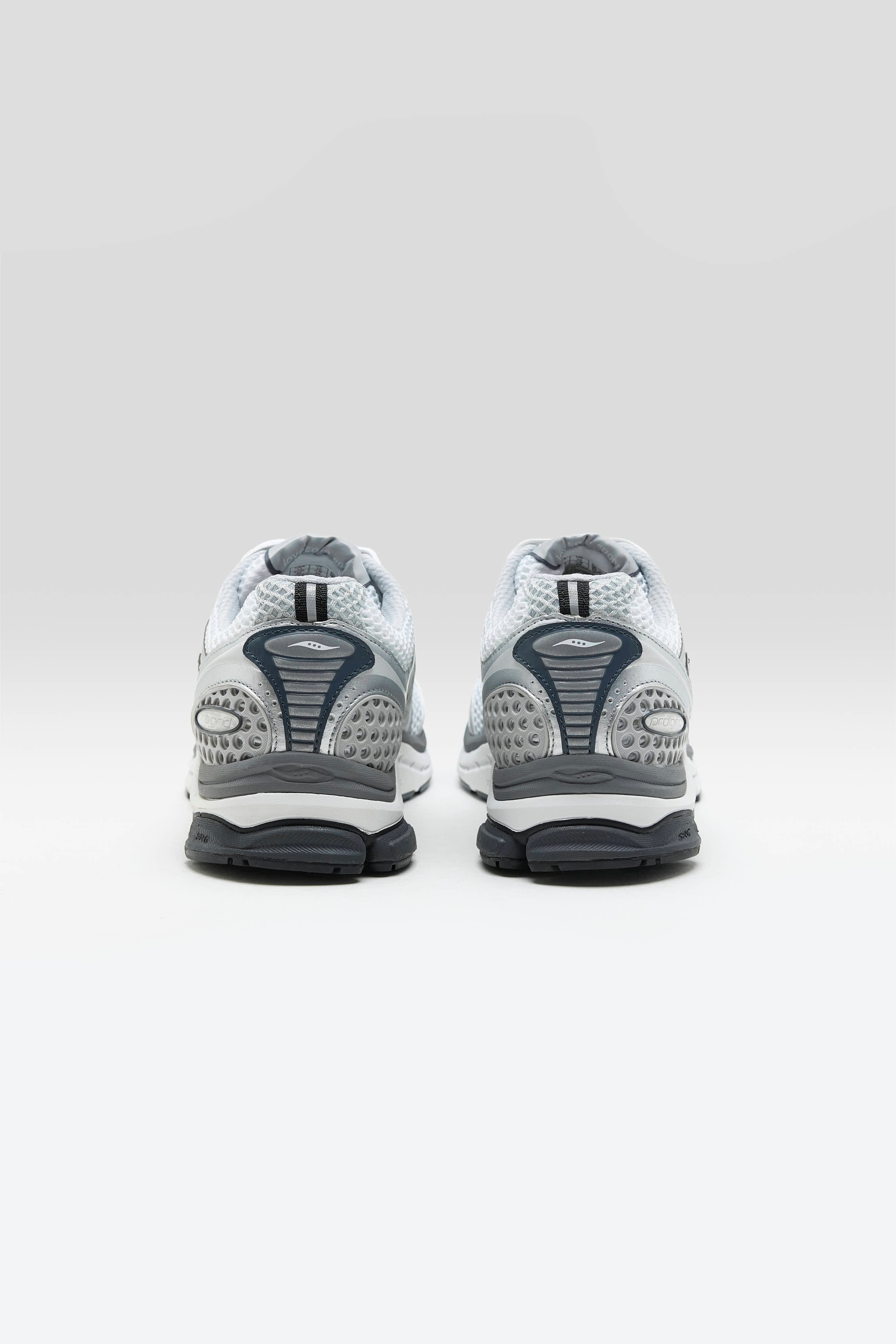 ProGrid Triumph 4 for Men  (261 / M / SILVER)