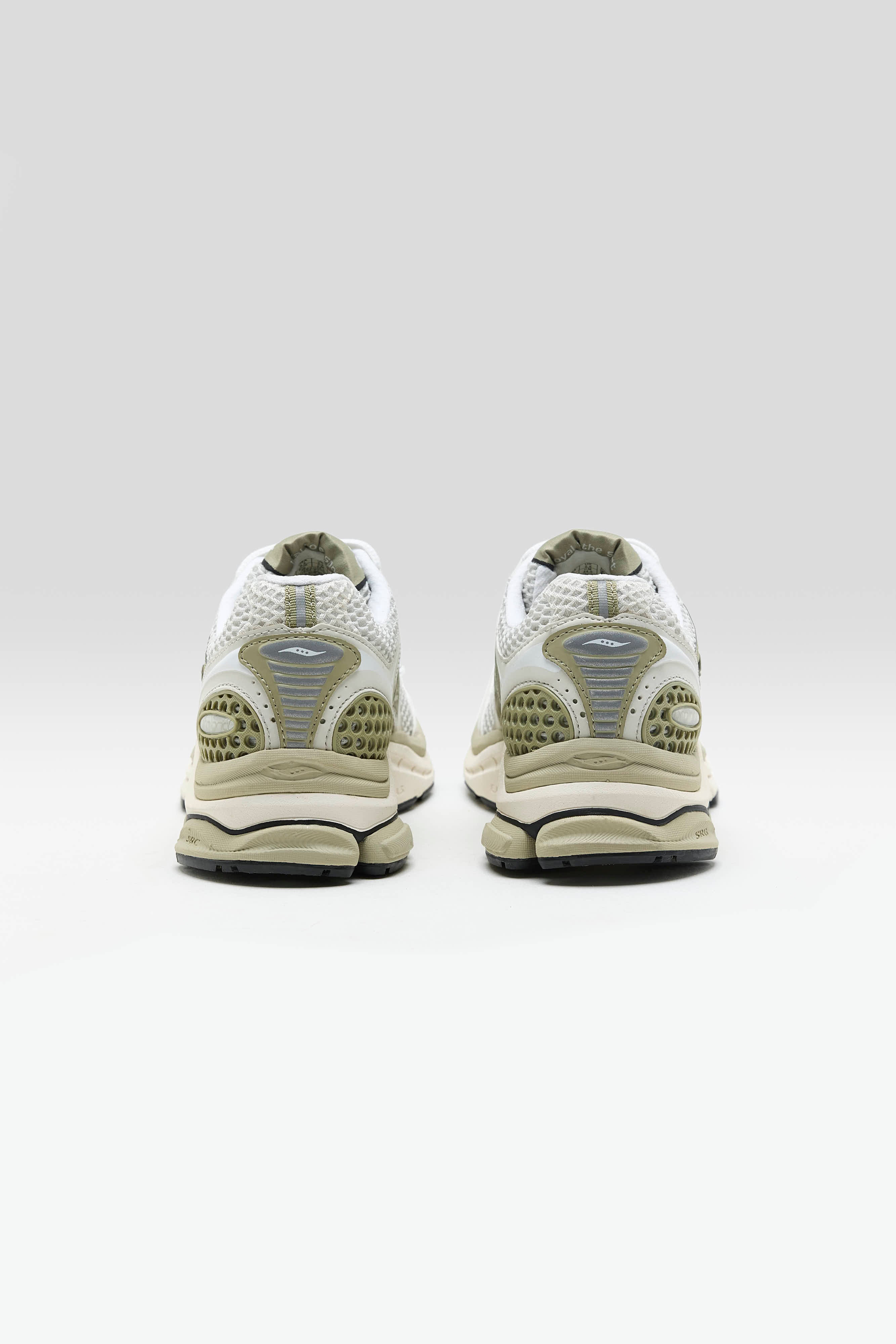 ProGrid Triumph 4 for Women  (261 / W / WHITE)