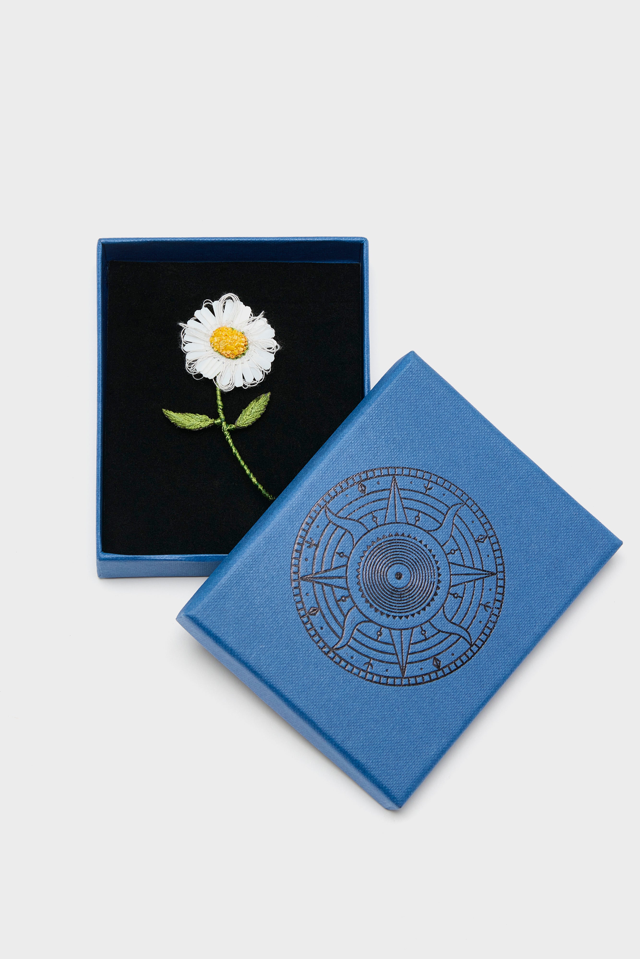 White Daisy Brooch Pin For Women | Bellerose